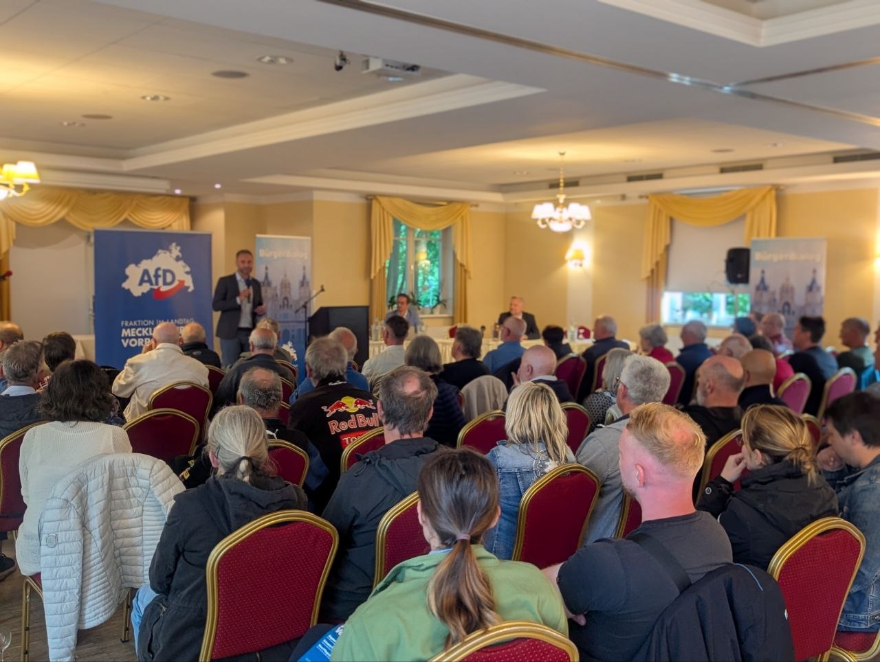 Bürgerdialog vor vollem Saal: Klares Bekenntnis zum politischen Kurswechsel Frank Müller und Leif-Erik Holm am Podium des Bürgerdialogs