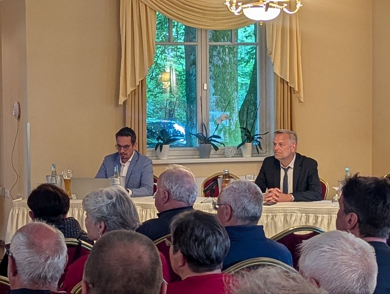 Bürgerdialog vor vollem Saal: Klares Bekenntnis zum politischen Kurswechsel Bis auf den letzten Platz gefüllter Saal beim Bürgerdialog