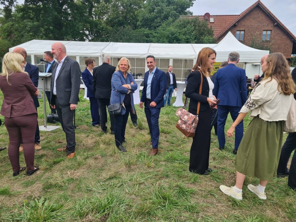Gäste beim Spatenstich in Waren