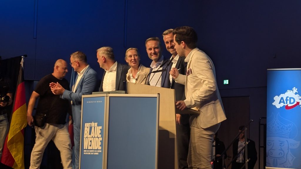 Direktkandidaten auf der Bühne in Neubrandenburg