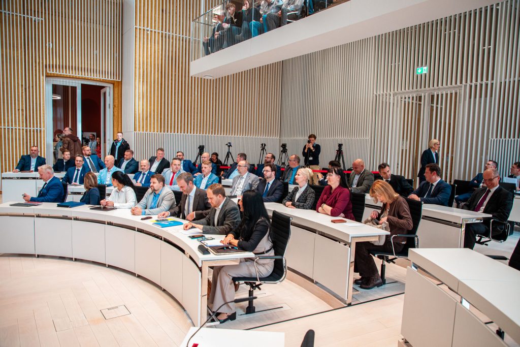 9. Landtag konstituiert – ein historischer Tag mit einem bitteren Beigeschmack Blick in den Plenarsaal während der konstituierenden Sitzung